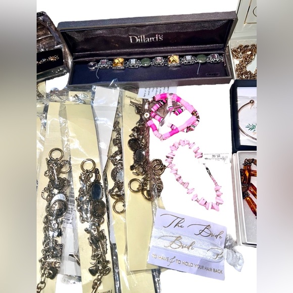 NEW IN PACKAGE - 34 Bracelet Lot Multiple Brands - Picture 3 of 4